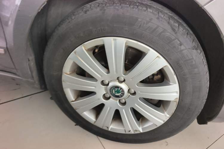 Used Skoda Superb 2012 1.4TSI DSG Elegant Edition Right Front Wheel Hub
