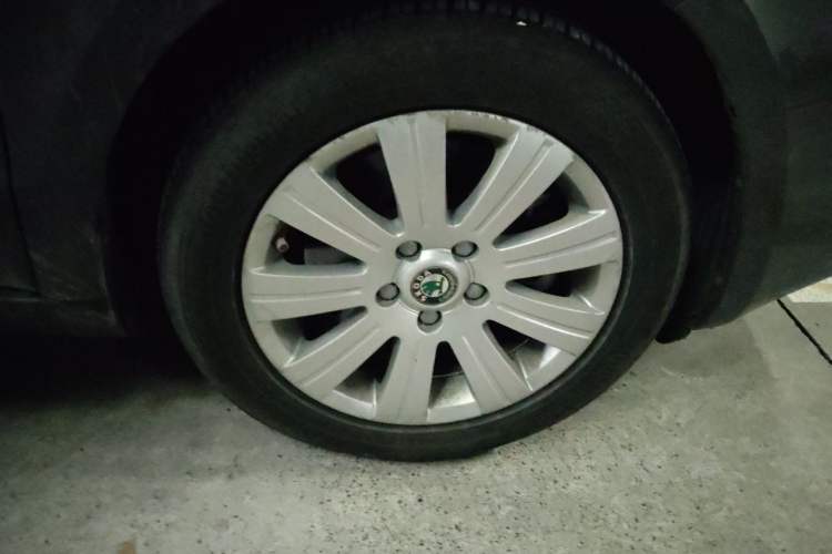 Used Skoda Superb 2012 1.8TSI Automatic Elegant Edition Right Front Wheel Hub