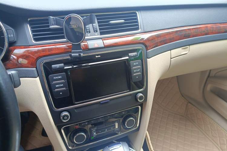 Used Skoda Superb 2012 1.8TSI Automatic Prestige Edition Audio And AC Panel