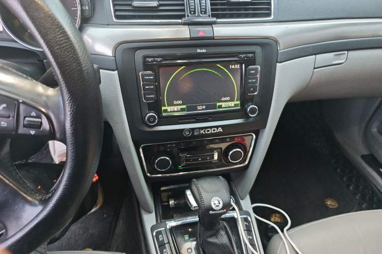 Used Skoda Superb 2012 1.8TSI Automatic Prestige Edition Audio And AC Panel