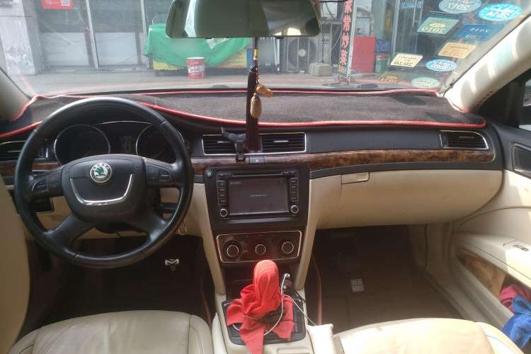 Used Skoda Superb 2012 1.8TSI Manual Elegant Edition Center Console