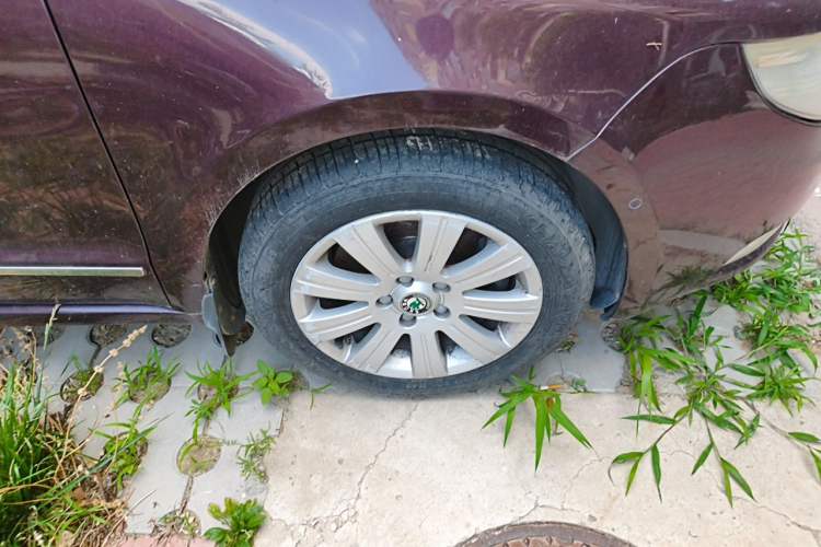 Used Skoda Superb 2012 1.4TSI DSG Elegant Edition Right Front Wheel Hub
