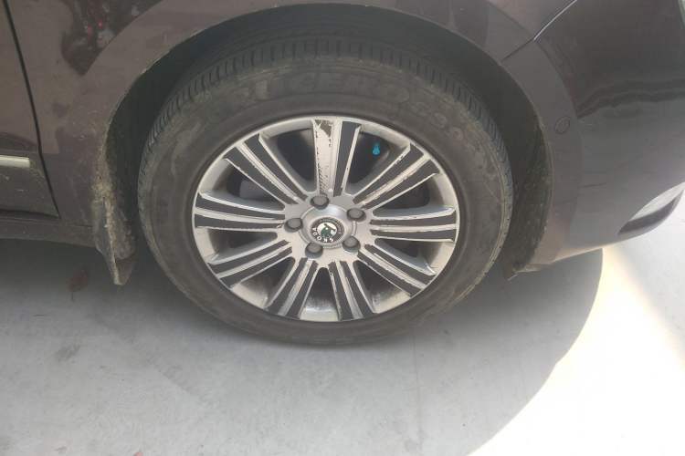 Used Skoda Superb 2012 1.8TSI Manual Elegant Edition Right Front Wheel Hub