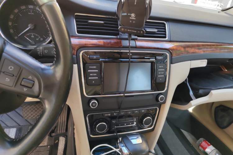 Used Skoda Superb 2012 2.0 TSI Automatic Elegant Edition Audio And AC Panel