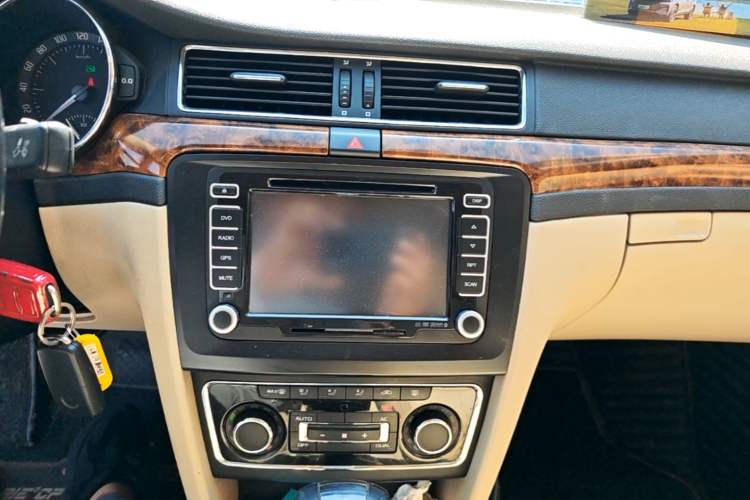 Used Skoda Superb 2012 1.8TSI Automatic Prestige Edition Audio And AC Panel