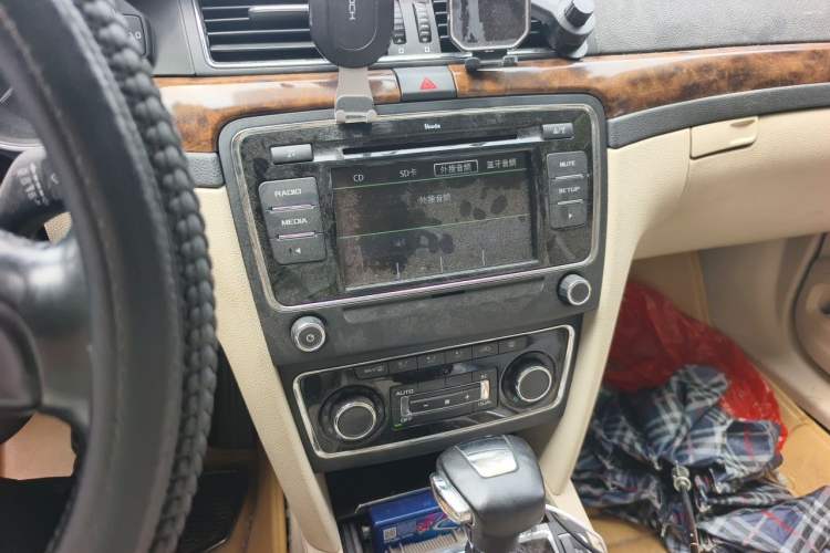Used Skoda Superb 2012 1.8TSI Automatic Prestige Edition Audio And AC Panel