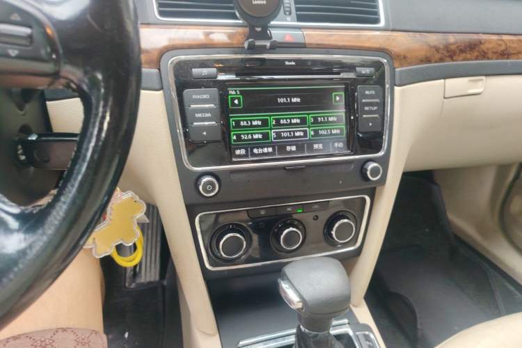 Used Skoda Superb 2012 1.8TSI Automatic Elegant Edition Audio And AC Panel