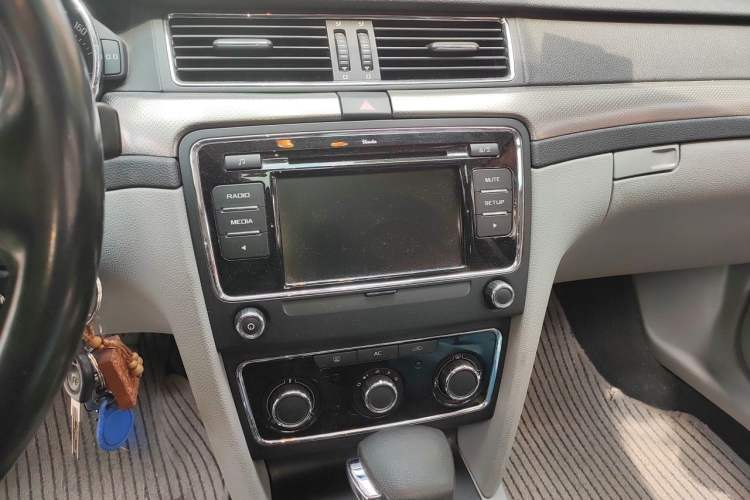 Used Skoda Superb 2012 1.8TSI Automatic Elegant Edition Audio And AC Panel