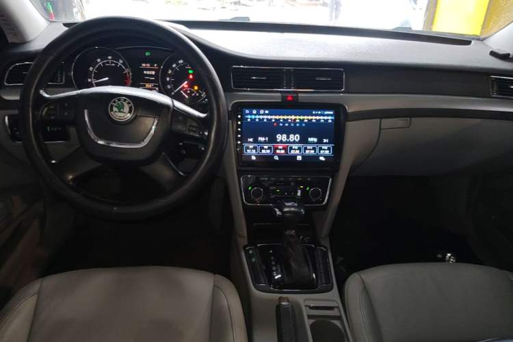 Used Skoda Superb 2012 1.8TSI Automatic Prestige Edition Center Console