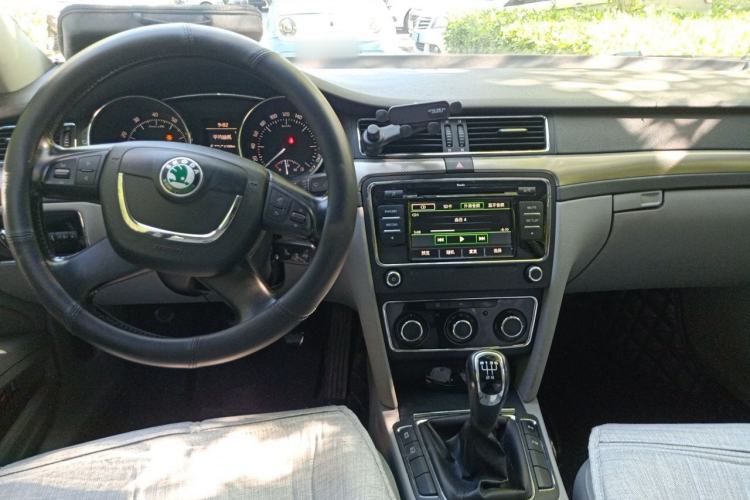Used Skoda Superb 2012 1.8TSI Manual Elegant Edition Center Console