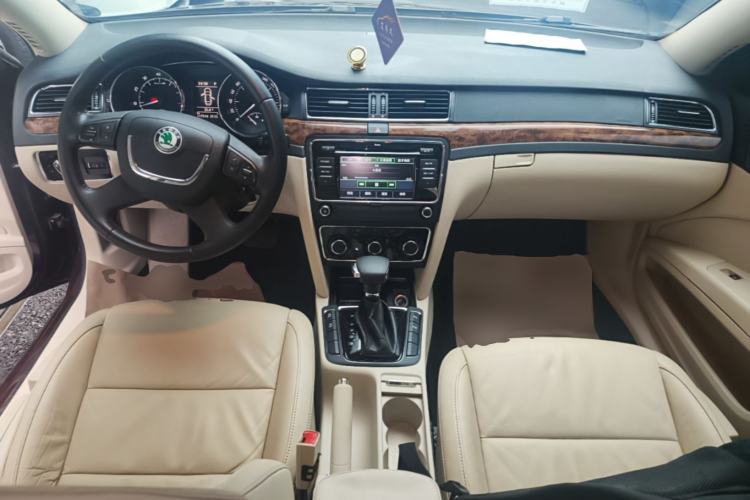 Used Skoda Superb 2012 1.8TSI Automatic Elegant Edition Center Console