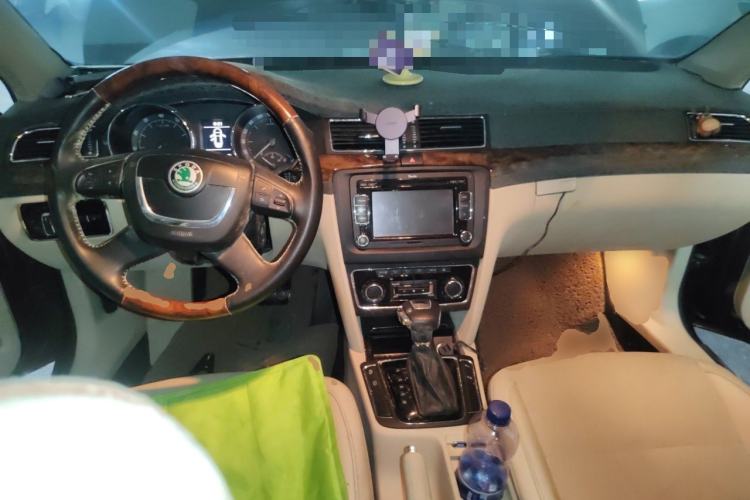 Used Skoda Superb 2012 2.0 TSI Automatic Luxury Edition Center Console