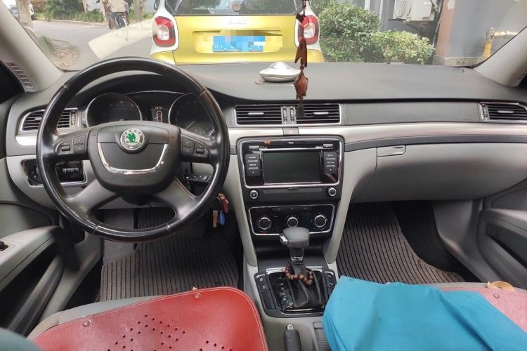 Used Skoda Superb 2012 1.8TSI Automatic Elegant Edition Center Console