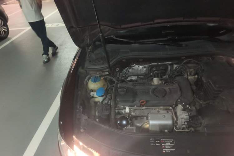 Used Skoda Superb 2012 1.4TSI 5th Anniversary Limited Edition Engine Bay Right