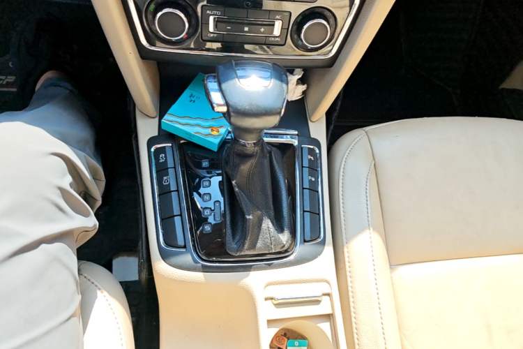Used Skoda Superb 2012 1.8TSI Automatic Prestige Edition Gear Lever