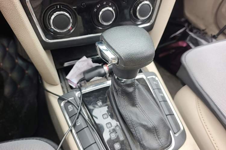 Used Skoda Superb 2012 1.8TSI Automatic Elegant Edition Gear Lever