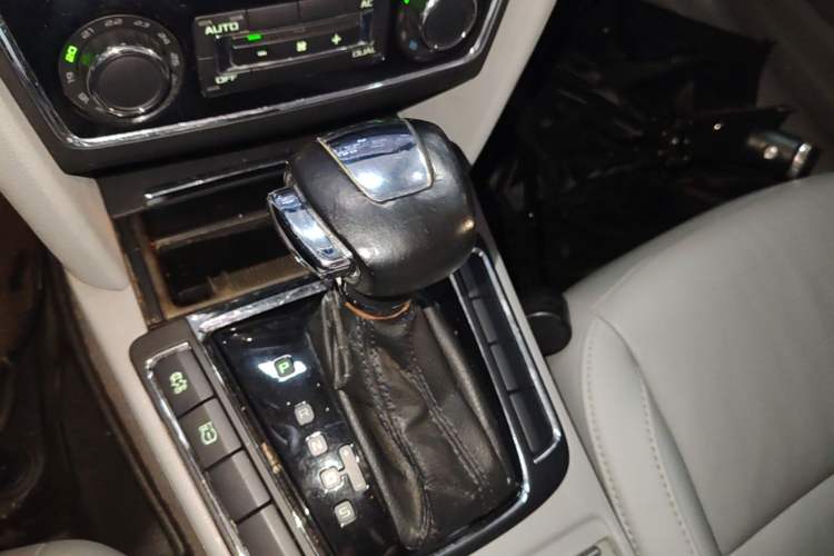 Used Skoda Superb 2012 1.8TSI Automatic Prestige Edition Gear Lever