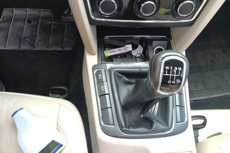 Used Skoda Superb 2012 1.8TSI Manual Elegant Edition Gear Lever