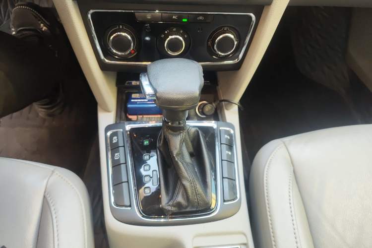 Used Skoda Superb 2012 1.8TSI Automatic Elegant Edition Gear Lever