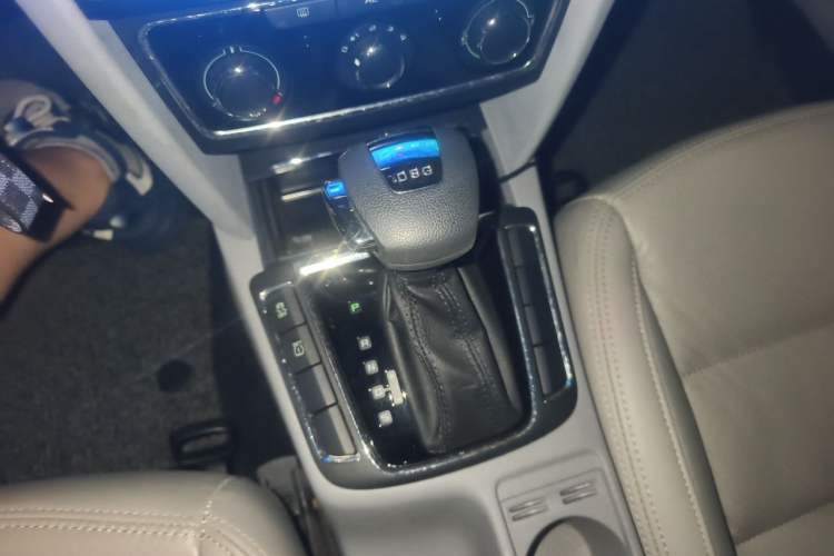 Used Skoda Superb 2012 1.4TSI 5th Anniversary Limited Edition Gear Lever