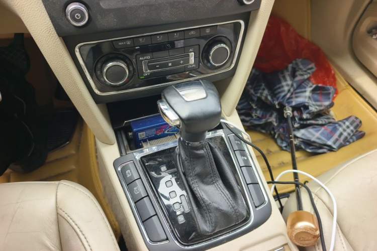 Used Skoda Superb 2012 1.8TSI Automatic Prestige Edition Gear Lever