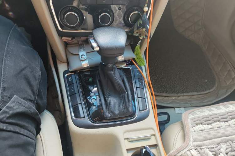 Used Skoda Superb 2012 1.8TSI Automatic Elegant Edition Gear Lever