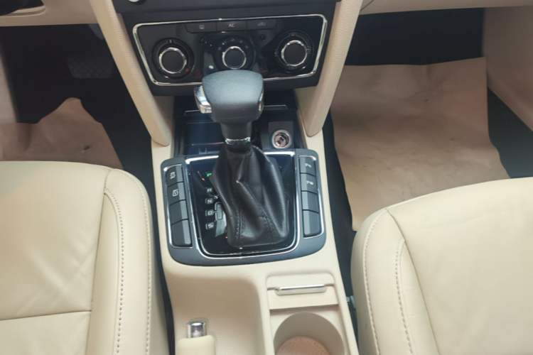 Used Skoda Superb 2012 1.8TSI Automatic Elegant Edition Gear Lever