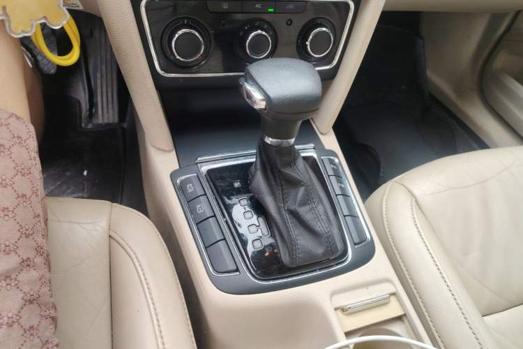 Used Skoda Superb 2012 1.8TSI Automatic Elegant Edition Gear Lever