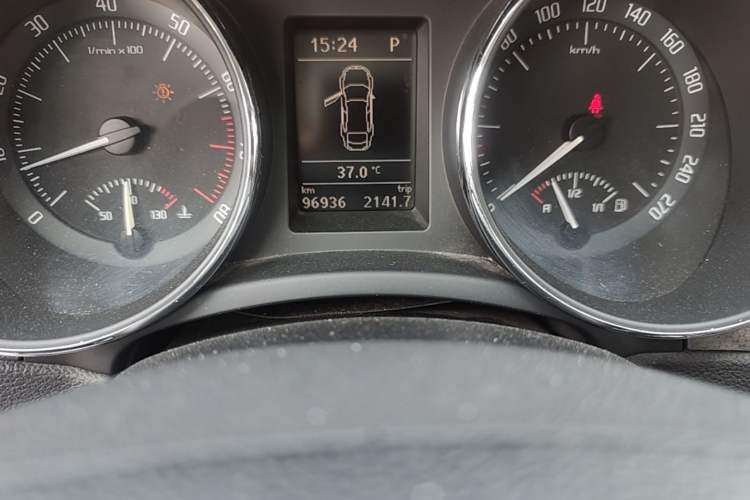 Used Skoda Superb 2012 1.4TSI DSG Zhiya Edition Odometer Close Up