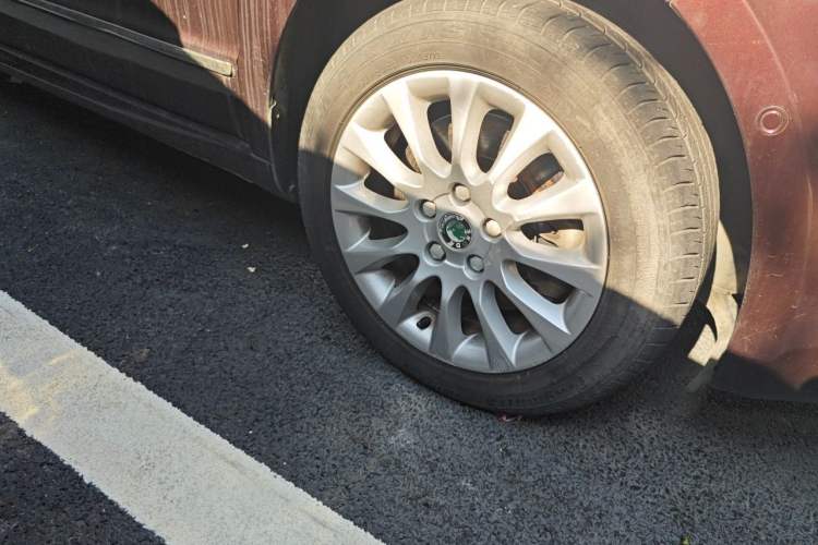 Used Skoda Superb 2012 2.0 TSI Automatic Elegant Edition Right Front Wheel Hub