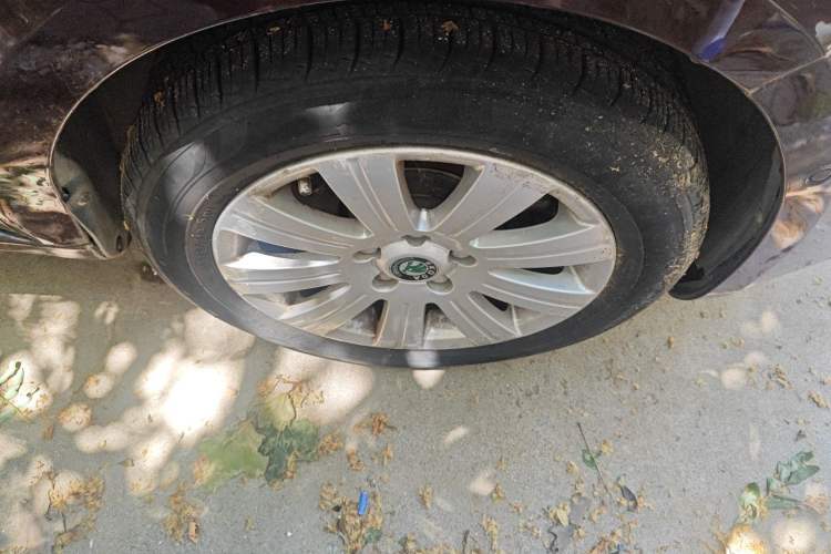 Used Skoda Superb 2012 1.4TSI DSG Elegant Edition Right Front Wheel Hub