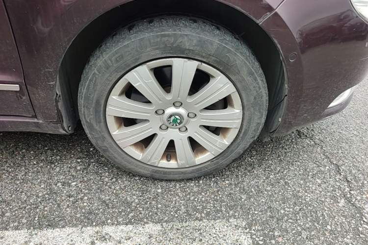 Used Skoda Superb 2012 1.8TSI Automatic Elegant Edition Right Front Wheel Hub