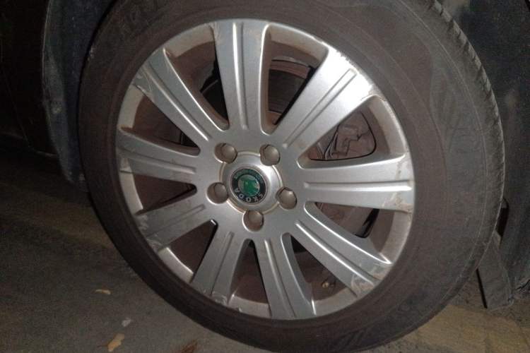 Used Skoda Superb 2012 1.4TSI DSG Elegant Edition Right Front Wheel Hub