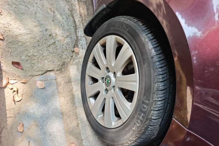 Used Skoda Superb 2012 1.8TSI Automatic Prestige Edition Right Front Wheel Hub