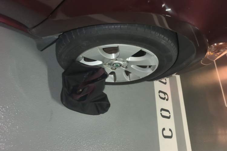 Used Skoda Superb 2012 1.4TSI 5th Anniversary Limited Edition Right Front Wheel Hub