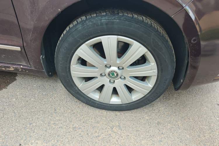 Used Skoda Superb 2012 1.8TSI Automatic Elegant Edition Right Front Wheel Hub