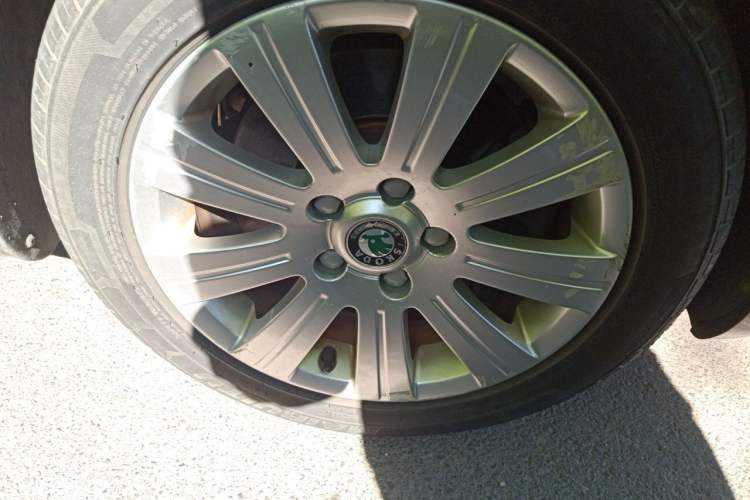 Used Skoda Superb 2012 1.8TSI Manual Elegant Edition Right Front Wheel Hub
