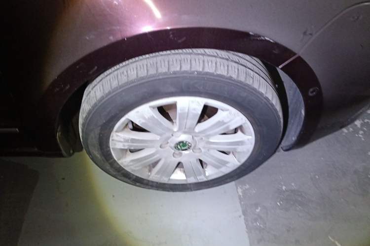 Used Skoda Superb 2012 1.8TSI Automatic Elegant Edition Right Front Wheel Hub