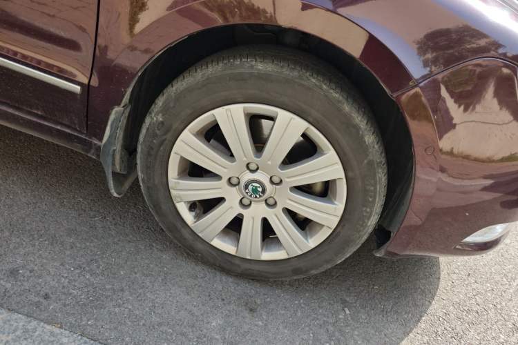 Used Skoda Superb 2012 1.4TSI DSG Elegant Edition Right Front Wheel Hub