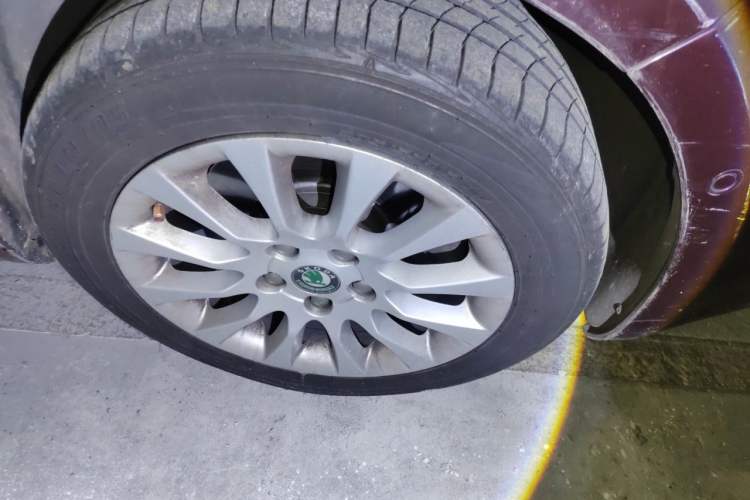 Used Skoda Superb 2012 2.0 TSI Automatic Luxury Edition Right Front Wheel Hub