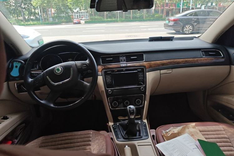 Used Skoda Superb 2012 1.8TSI Manual Elegant Edition Center Console