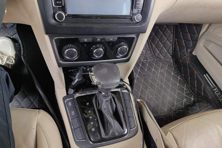 Used Skoda Superb 2012 1.8TSI Automatic Elegant Edition Gear Lever