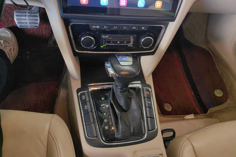 Used Skoda Superb 2012 1.8TSI Automatic Prestige Edition Gear Lever