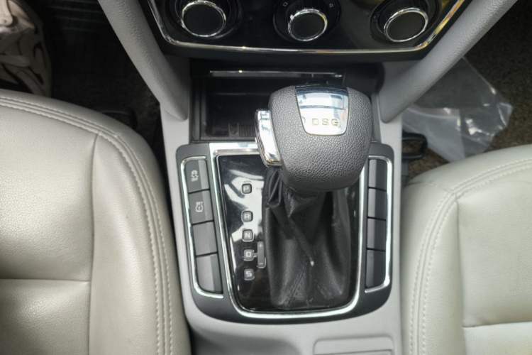 Used Skoda Superb 2012 1.4TSI 5th Anniversary Limited Edition Gear Lever