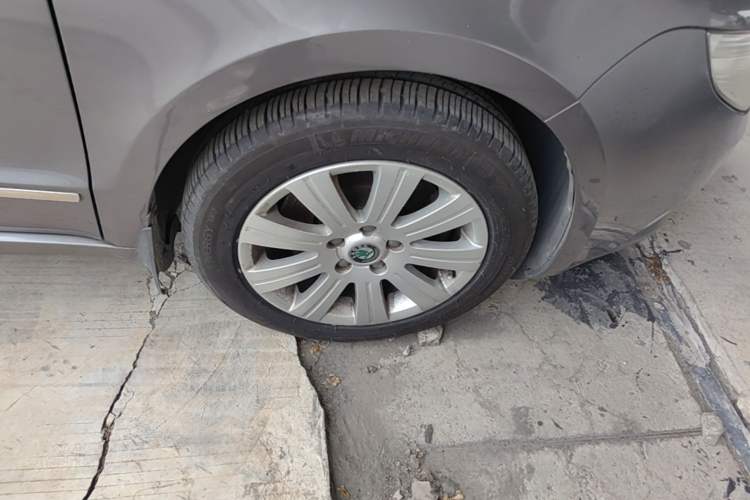 Used Skoda Superb 2012 1.8TSI Automatic Elegant Edition Right Front Wheel Hub