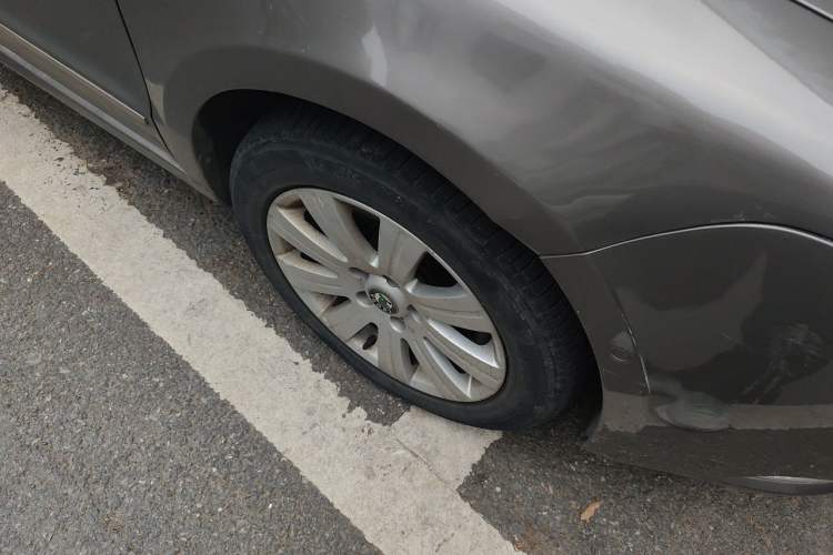 Used Skoda Superb 2012 1.4TSI DSG Elegant Edition Right Front Wheel Hub