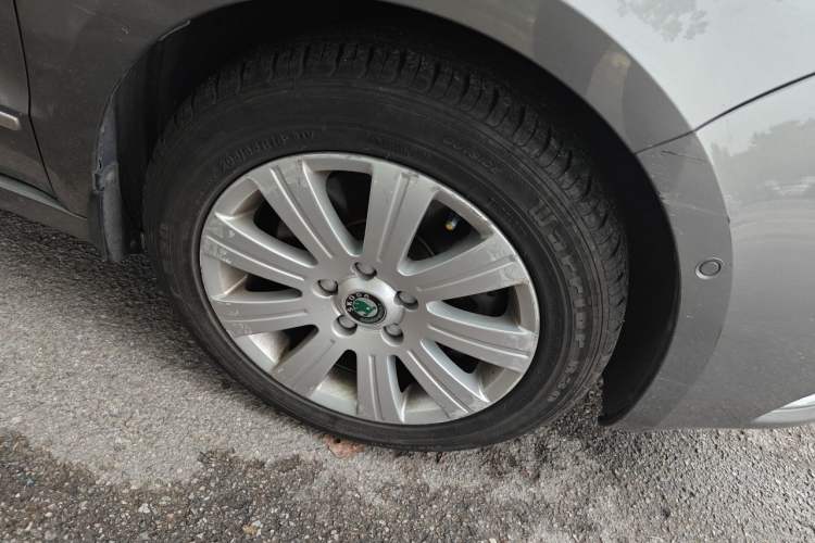 Used Skoda Superb 2012 1.8TSI Manual Elegant Edition Right Front Wheel Hub