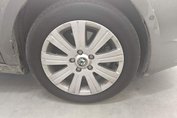 Used Skoda Superb 2012 1.8TSI Automatic Prestige Edition Right Front Wheel Hub