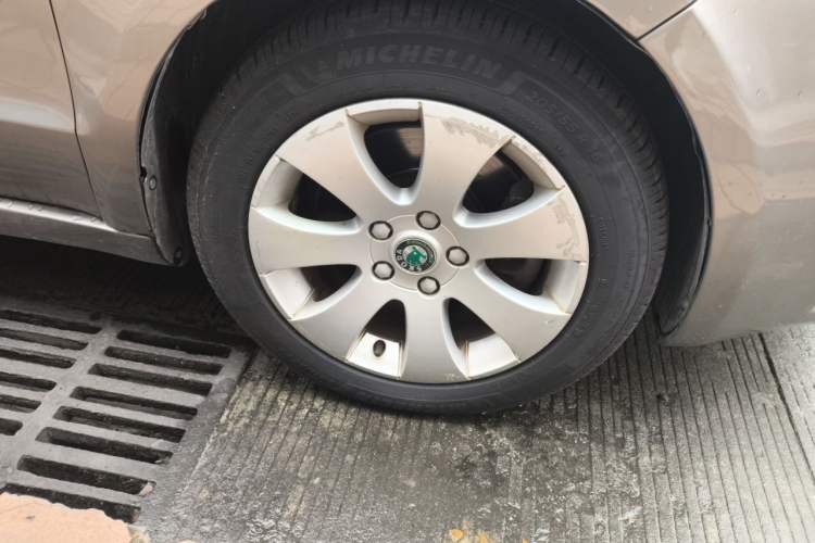 Used Skoda Superb 2012 1.4TSI 5th Anniversary Limited Edition Right Front Wheel Hub