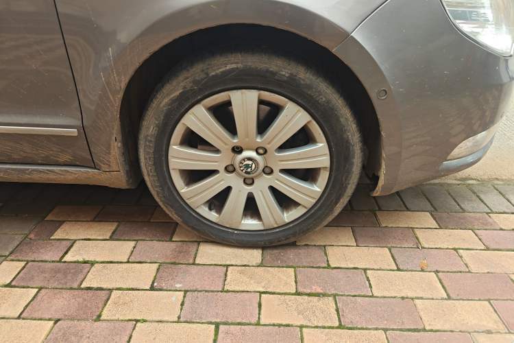 Used Skoda Superb 2012 1.8TSI Automatic Prestige Edition Right Front Wheel Hub